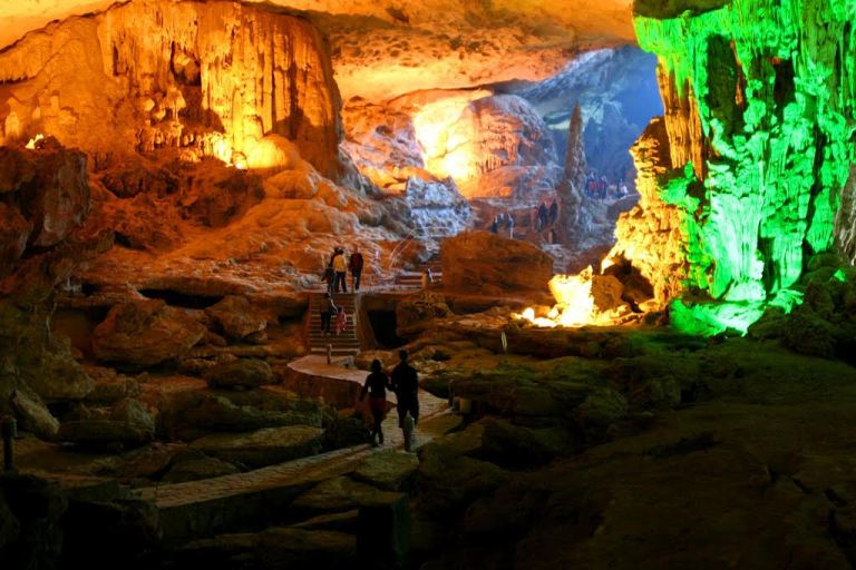 Goa di Ha Long Bay Vietnam