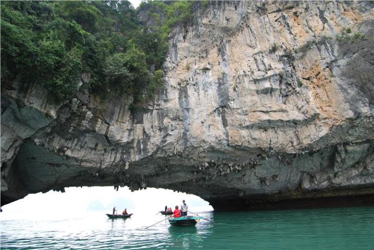 Goa di Ha Long Bay Vietnam