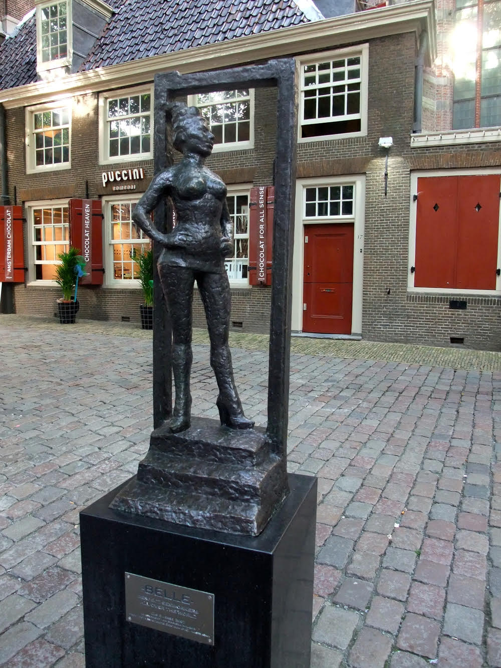 Di Red Light District Amsterdam Dilarang Memandang Terlalu Lama!