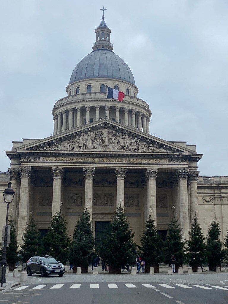 Liburan keluarga ke Paris di musim dingin