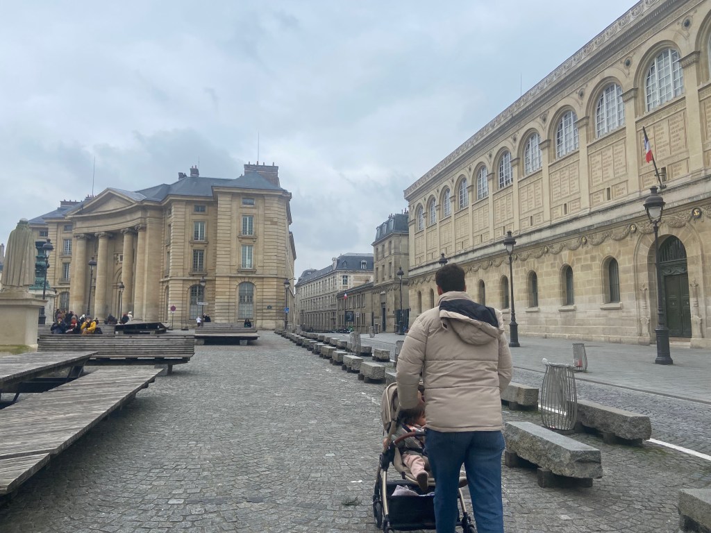 Liburan keluarga ke Paris di musim dingin