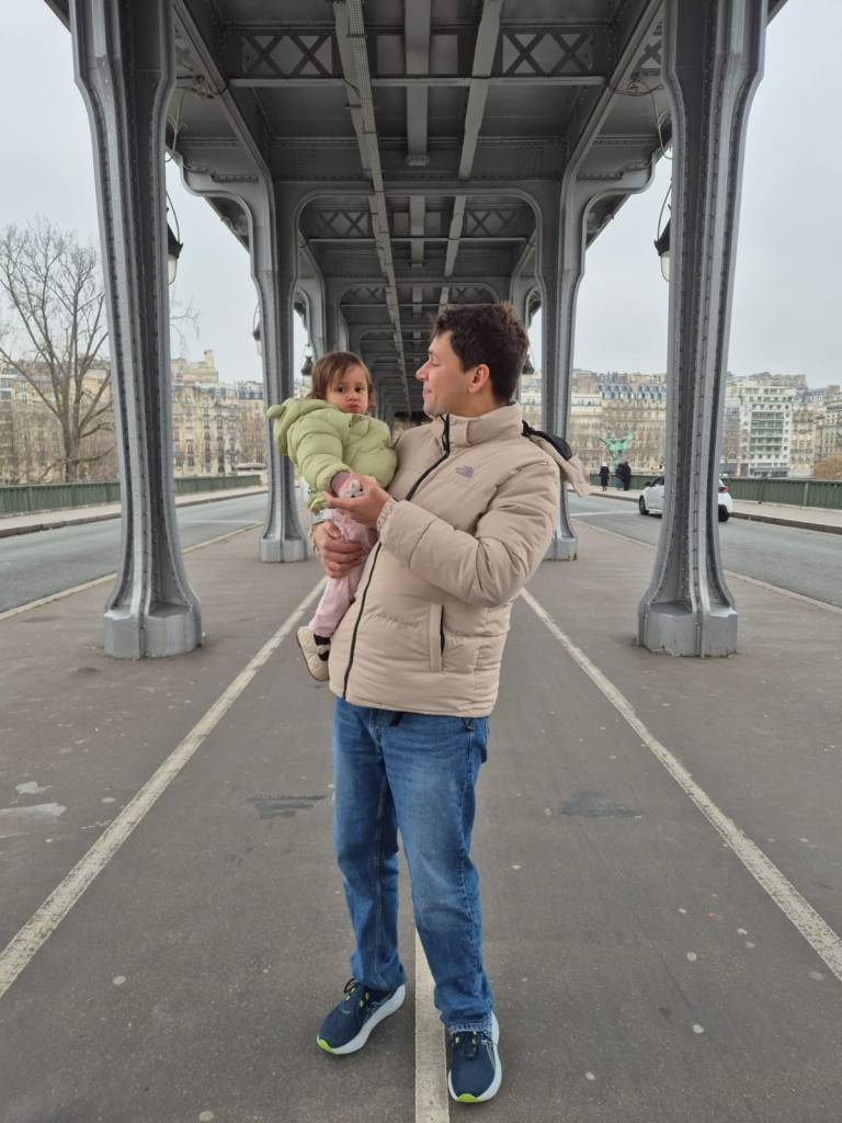 Liburan keluarga ke Paris di musim dingin